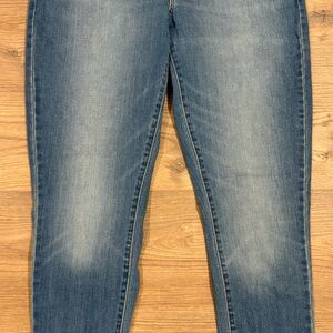 Levi's Women's Skinny Jeans in Faded Blue Denim